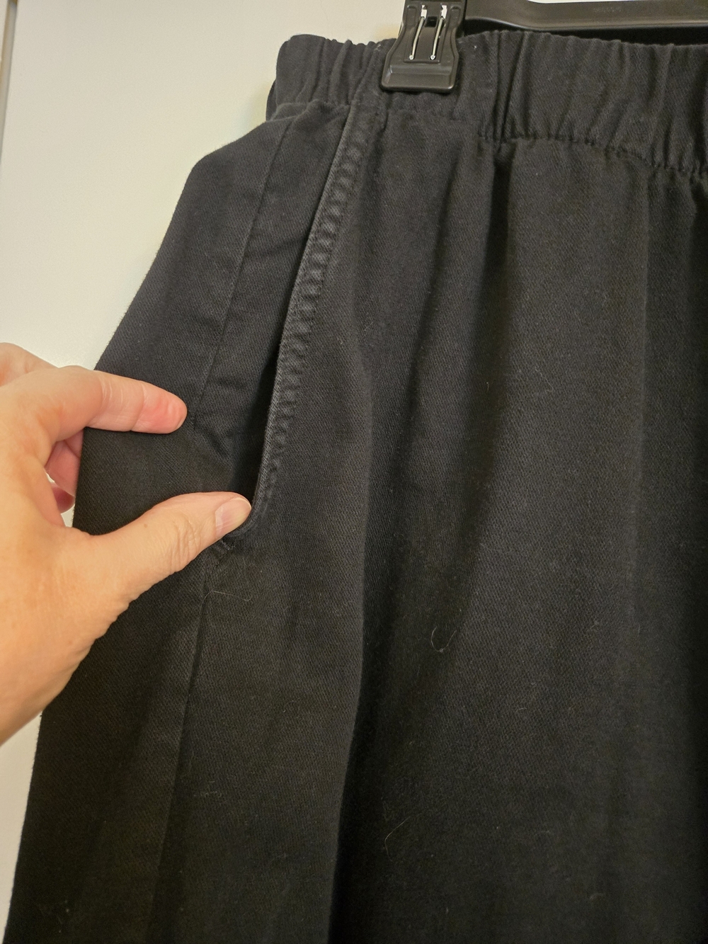 GAP Women's Twill Cargo Pants in Black - Picture 4 of 6